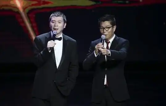 王中军与冯小刚在庆典现场致辞.