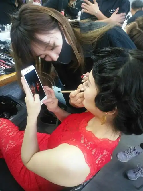 top100上海外滩时装秀开幕现场化妆师们工作瞬间