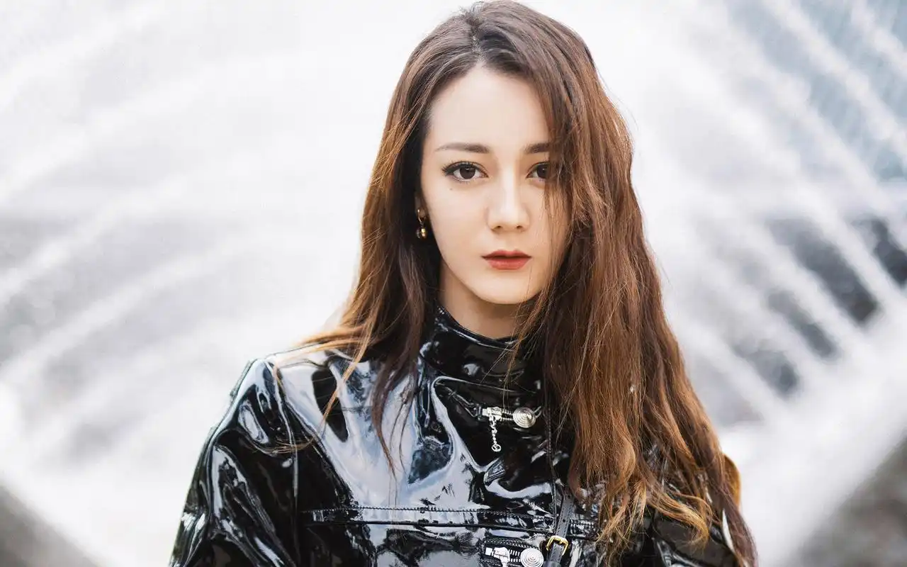 迪丽热巴皮衣性感高清桌面壁纸