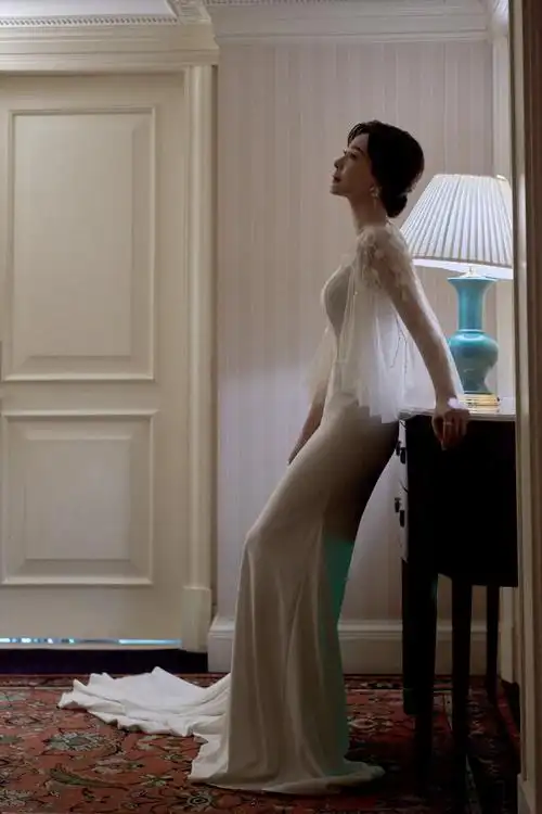 starbox fashion#@陈数身着白色礼服,彰显优雅迷人气质,松弛有度的