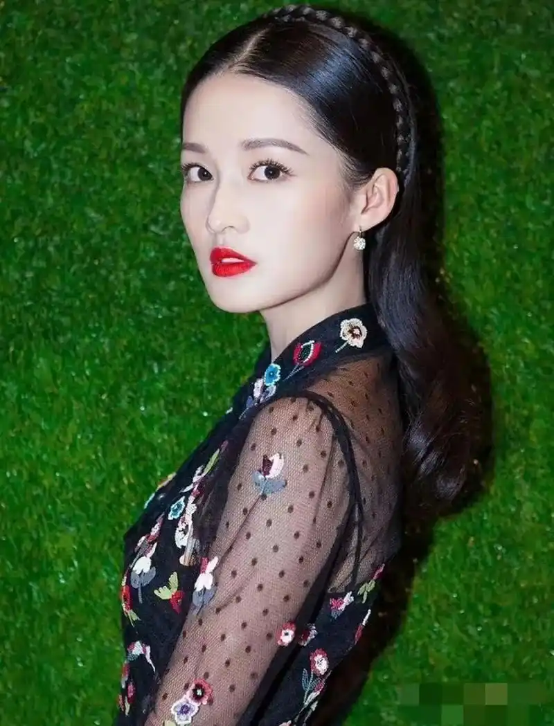 李沁黑色蕾丝花裙,烈焰红唇成亮点