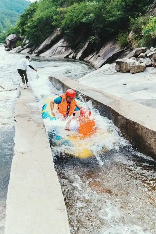 寻美湖北#罗田大别山峡谷漂流是天然形成的河道,水流急,落差大,全长5