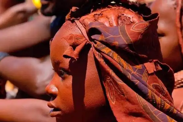 非洲原始部落的女人8岁就能够结婚生子实行一夫多妻制