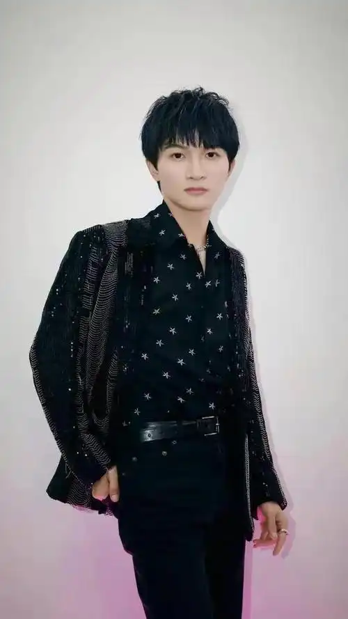 刚出道的周深到底有多惨