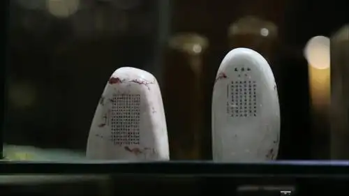 米粒大小材料上雕刻260个字 揭秘非遗传承"李氏微雕"方寸间的艺术