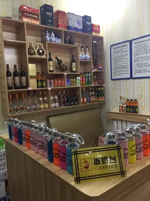 吧台杯子是赠送给顾客的,不过吧台陈列的酒水不免费哦.