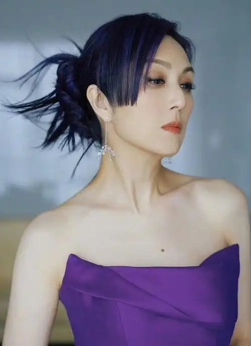 杨千嬅出席央视财经晚会紫色抹胸造型温婉大气