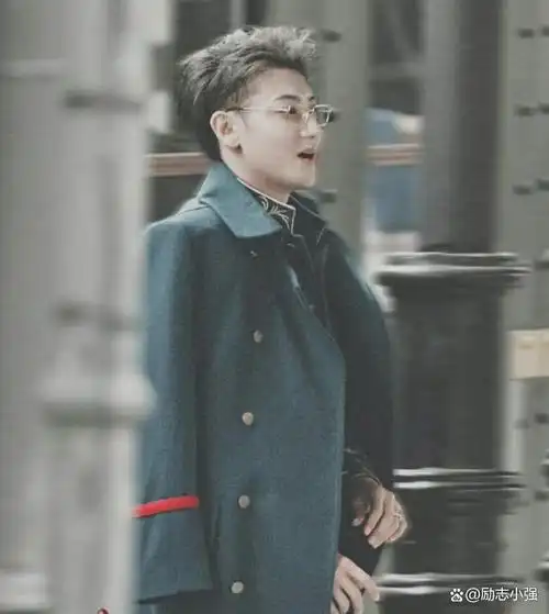 黄子韬萌探3造型曝光高挑帅气金丝眼镜帅炸