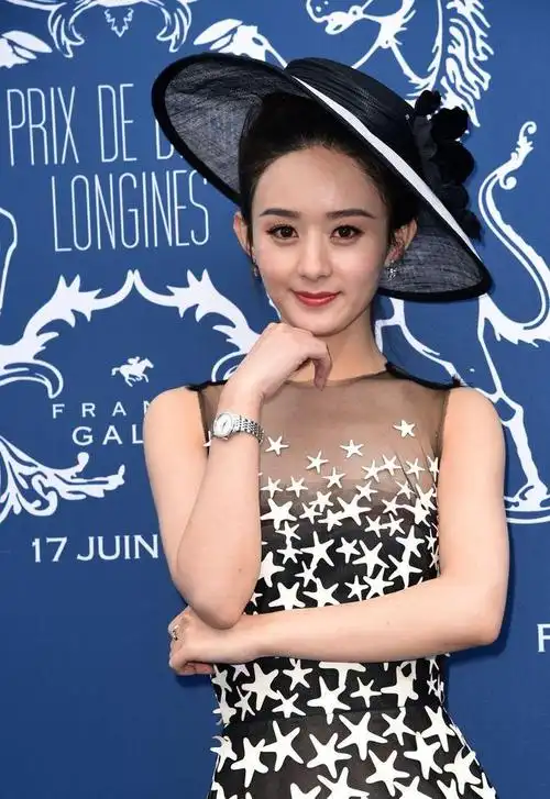 赵丽颖2月19日遛娃照曝光儿子身高暴增和颖宝牵手互动超有爱