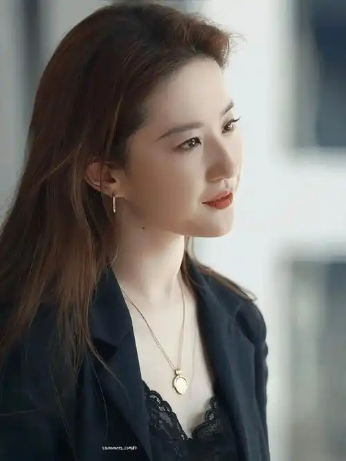 刘亦菲黄衬衫大波浪造型##刘亦菲广告拍摄行程