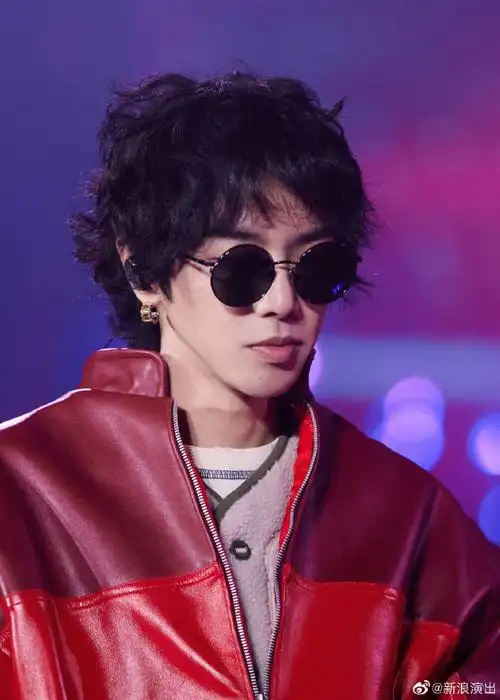 华晨宇演唱会雨中彩排##华晨宇成都演唱会彩排照