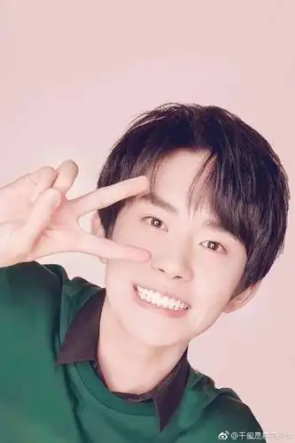 消息易烊千玺剪刀手合集帅气可爱萌翻天