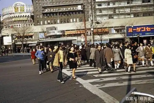 老照片:1960-70年代日本东京,女生穿着时尚,银座街区繁华异常
