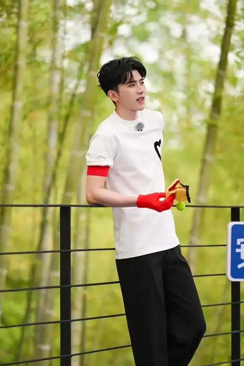 撕名牌大战热血回归,蔡徐坤再展游戏王者魅力