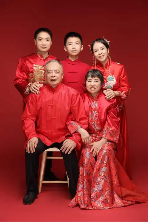 今年父母均满70 周岁,拍套全家福做纪念
