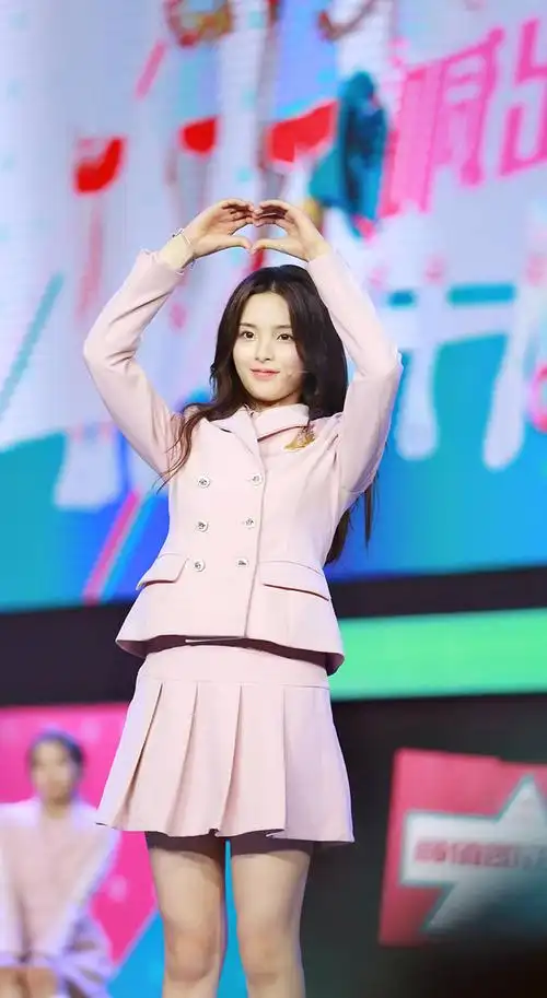 创造101杨超越手机壁纸 傲娇可爱的村花照片