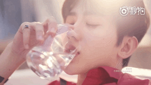 蔡徐坤 动图 喝水 - 堆糖,美图壁纸兴趣社区