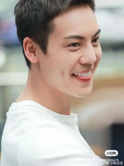 陈伟霆晒好命手机壳