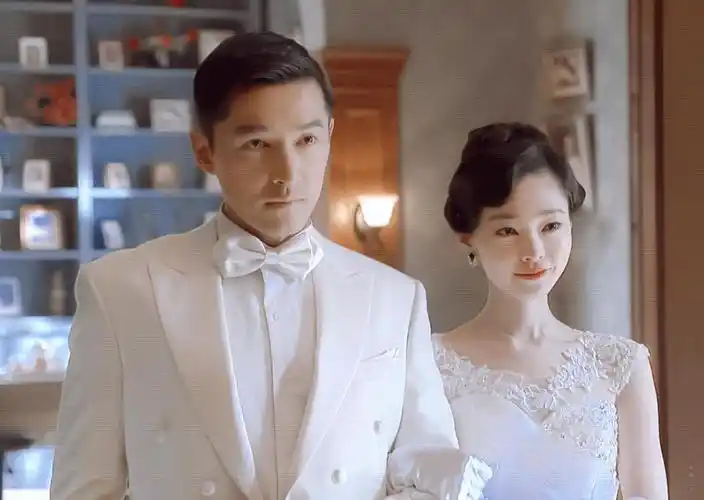 梦回伪装者胡歌宋轶一同现身后台说悄悄话展露笑颜超好嗑