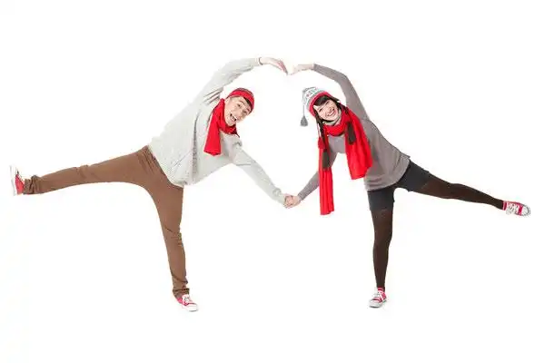 恩爱情侣新年摆心型姿势