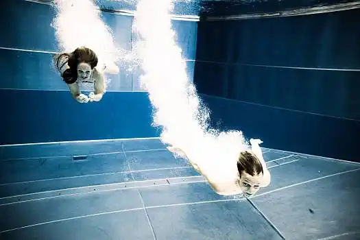 水下视角,年轻,情侣,跳跃,水,跳水