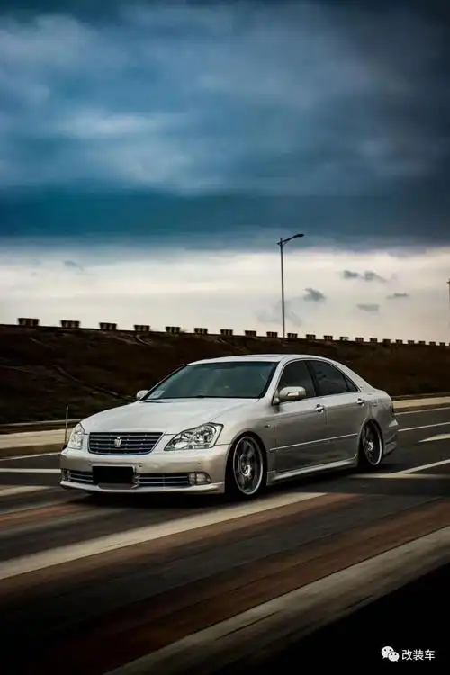 素雅姿态风的12代丰田皇冠,有位送改件的女朋友是怎样的体验?