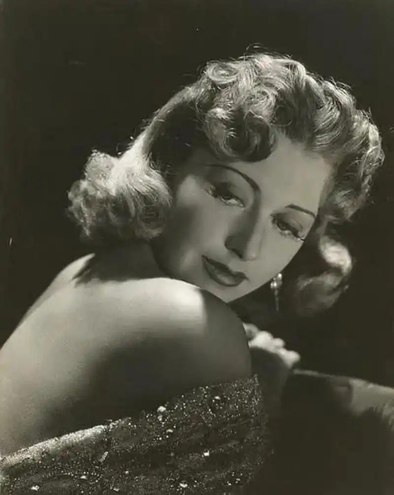 1949年,美国著名女演员琼·布朗德尔打电话时的照片.