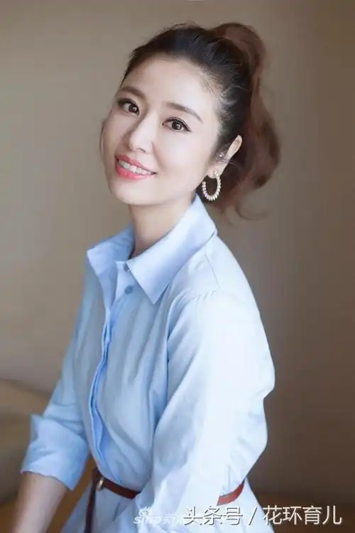 娱乐 正文 照片中,林心如头扎高马尾,身穿粉蓝色衬衫式连衣裙,搭配