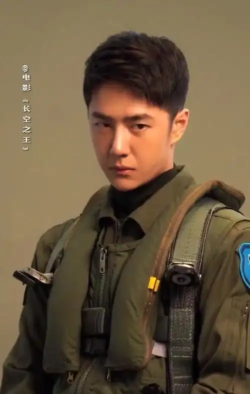 王一博《长空》坐j20真机粉丝很骄傲,看到阵容他压力大?