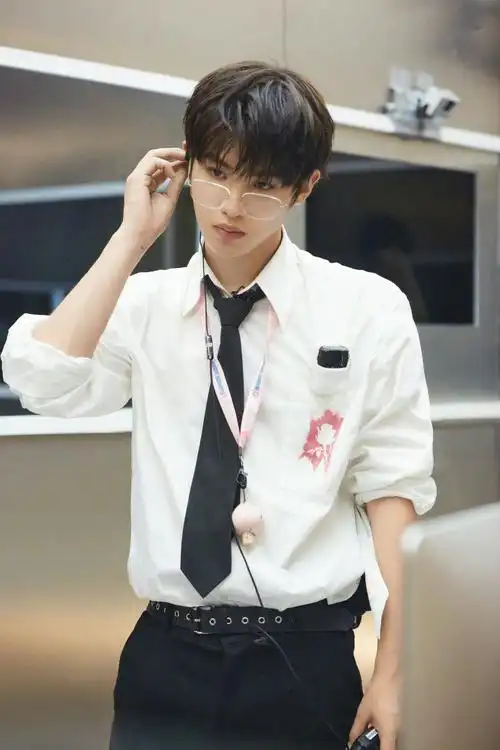 黄明昊密逃最新剧照曝光,白衬衫黑领带戴眼镜……_高清图集_新浪网