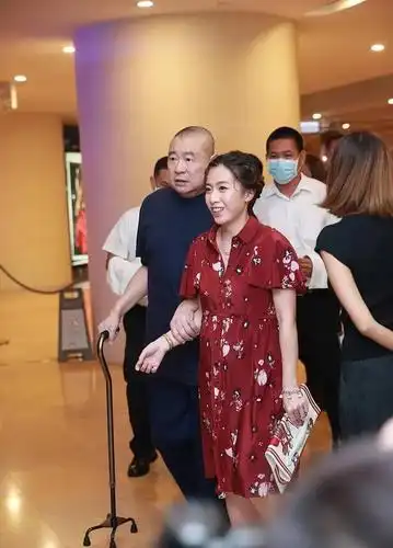 甘比成气质大变,身穿红色印花裙,不仅显瘦还减龄