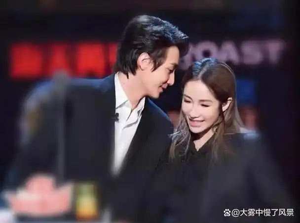 另外,黄皓还是萧亚轩公司的签约艺人,这意味着他们的关系中既有员工与