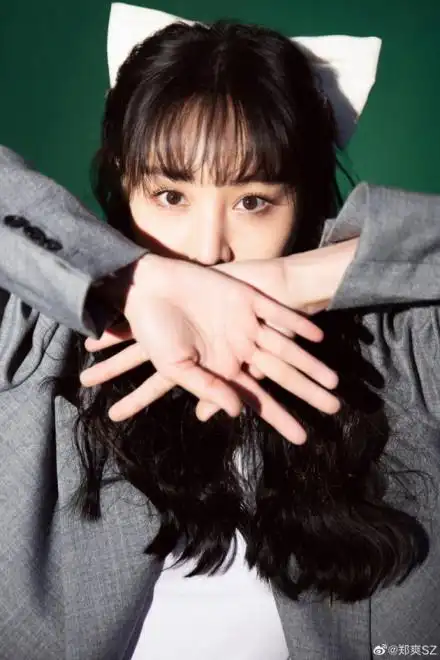 郑爽穿粉色蝴蝶结纱裙图片 戴蝴蝶结发饰似猫耳