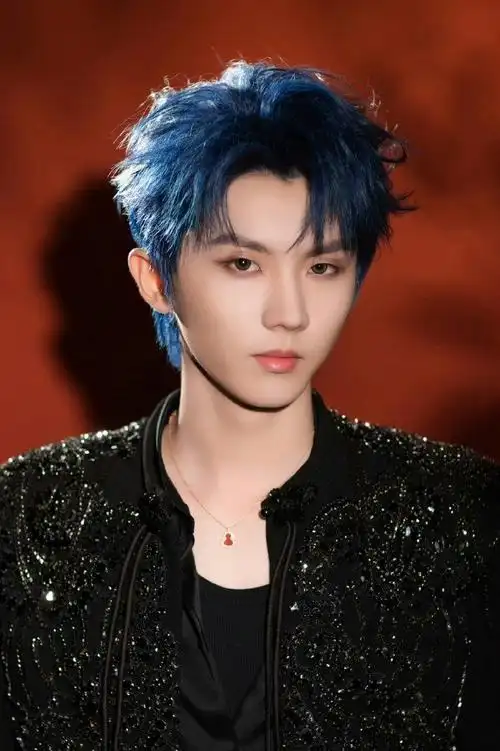 谁没被马嘉祺蓝发惊艳到,演唱会造型一整个帅晕,就连手指都硬控一分钟