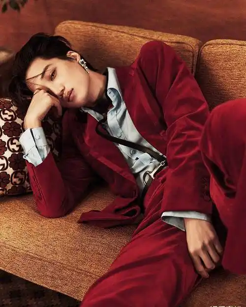 金钟仁《elle》十一月刊封面画报,各种造型都能轻松驾驭_服饰_丝绒