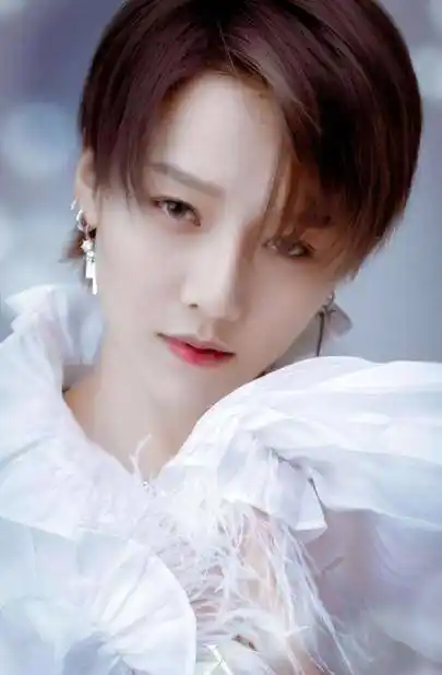 原创蔡徐坤当导师偶遇曾把自己淘汰的对手一句话让全场尴尬