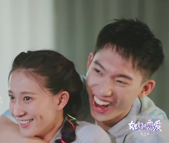 女儿3于家翊主动牵手张豆豆游戏时从背后搂住豆豆太甜了