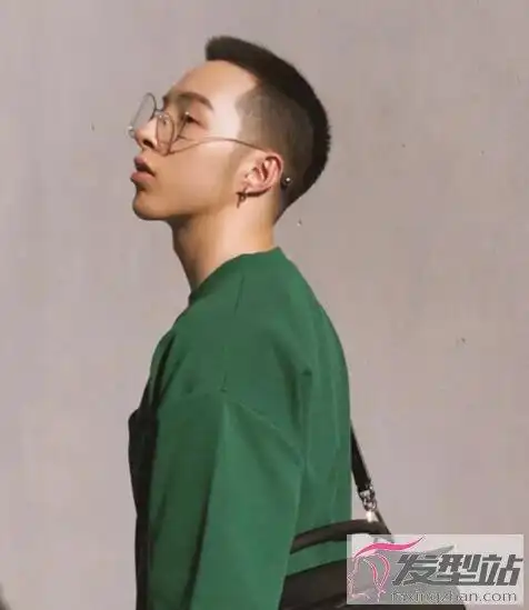 板寸是寸头的一种,通常来说,板寸的长度只有一寸,在头顶部位的造型较