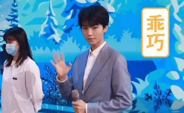 王俊凯等关晓彤彩排,迟到也不生气,小凯主动打招呼,生图也是巴掌脸