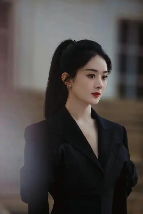 赵丽颖气质越来越好,穿西装搭配高马尾,干练又不失优雅