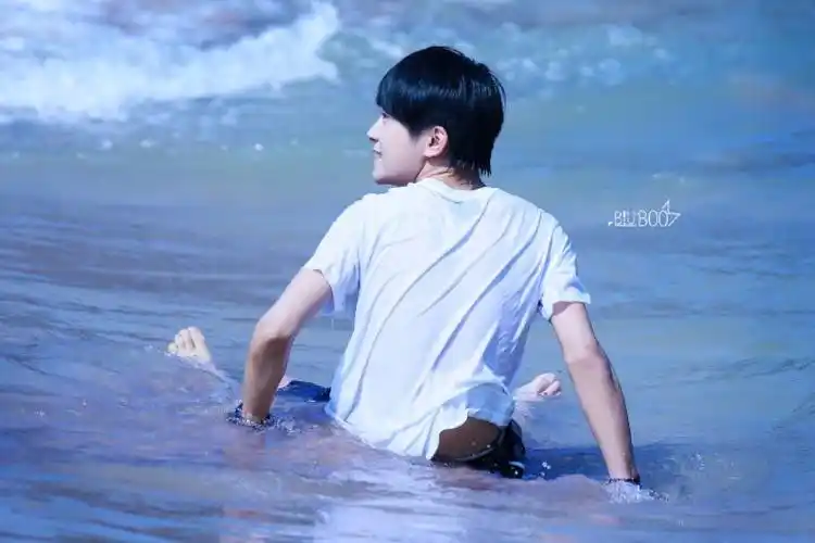 易烊千玺 台湾 海边