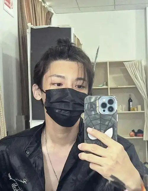 当男生开始扎小揪揪