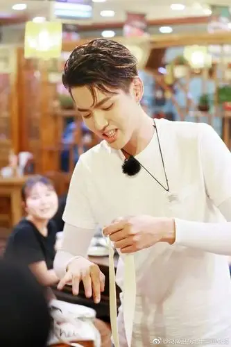 "大碗宽面"式反转,不过是偶像派的一小步_吴亦凡