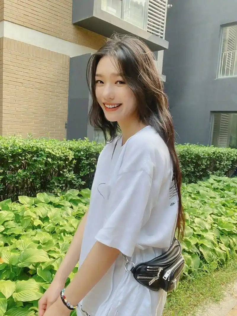 林允自拍发量令人羡慕 男友风白t衬纤细身材