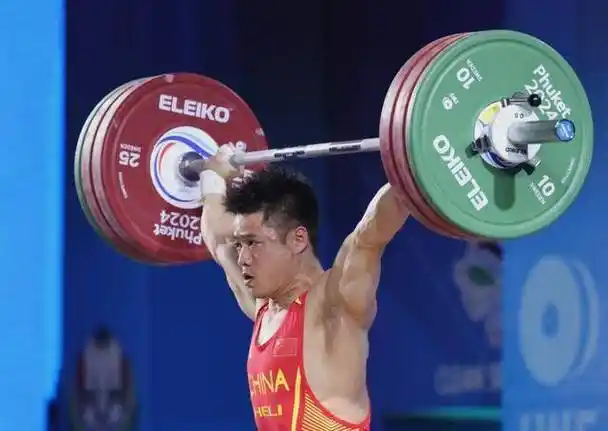 名声大噪是在2021年的东京奥运会上,他以313斤的成绩获得61公斤级冠军
