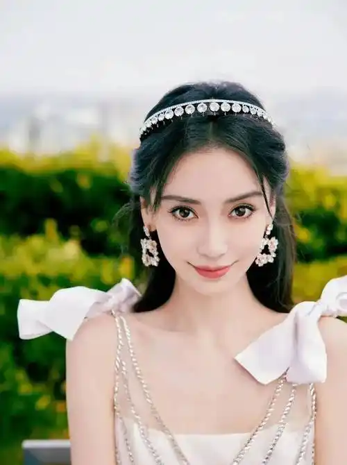 万人票选最美女明星,看到排名网友们崩溃了:粉丝别装路人行不行_杨颖