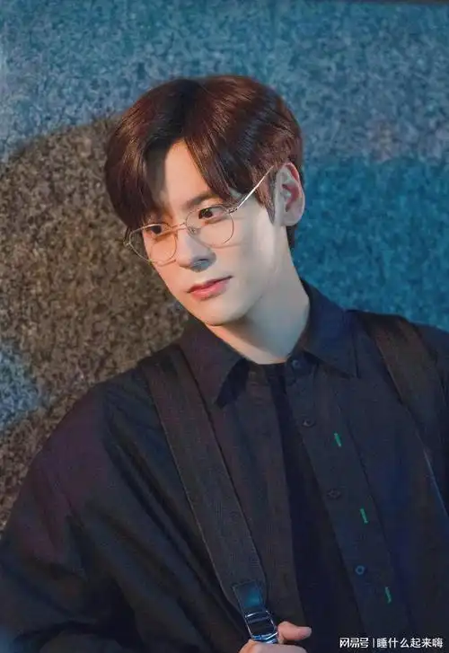 内娱戴眼镜好看的明星,唐嫣谭松韵又甜又可爱,龚俊刘宇宁禁欲系