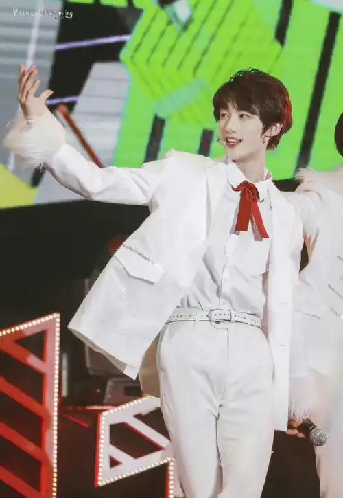 晒花儿与少年大片#丁程鑫分享全白西装造型随拍帅哥好适合穿白色白色!