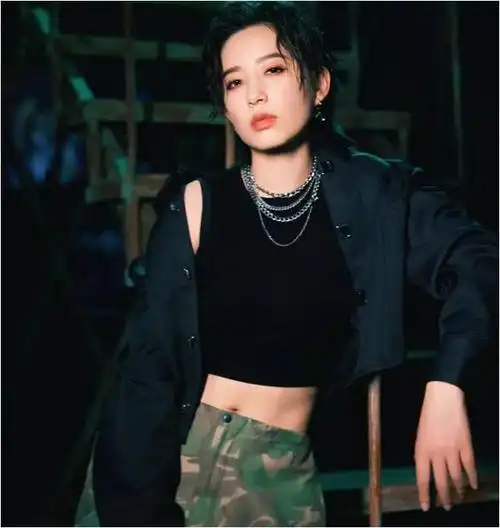 11年前,她的唱功曾饱受质疑,参加《快乐女声》时一度引发争议.