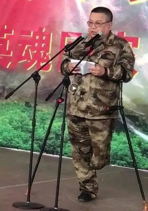 对越作战中332位失踪烈士《英魂回家》纪念大会上,战斗英雄徐良挥泪